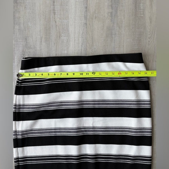ROZ & ALI Black & White Striped Elastic Waist Knee Length Pencil Skirt Size XL - Picture 4 of 6